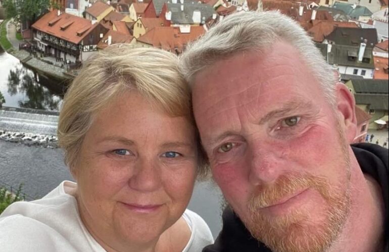 Husband crosses  Australia on bike in memory of wife, for local hospice